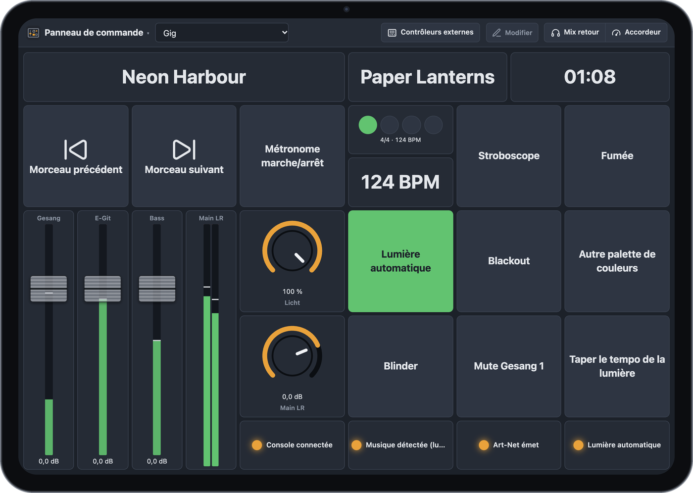 Panneau de commande sur un iPad avec titre, boutons, faders, boutons rotatifs et affichages