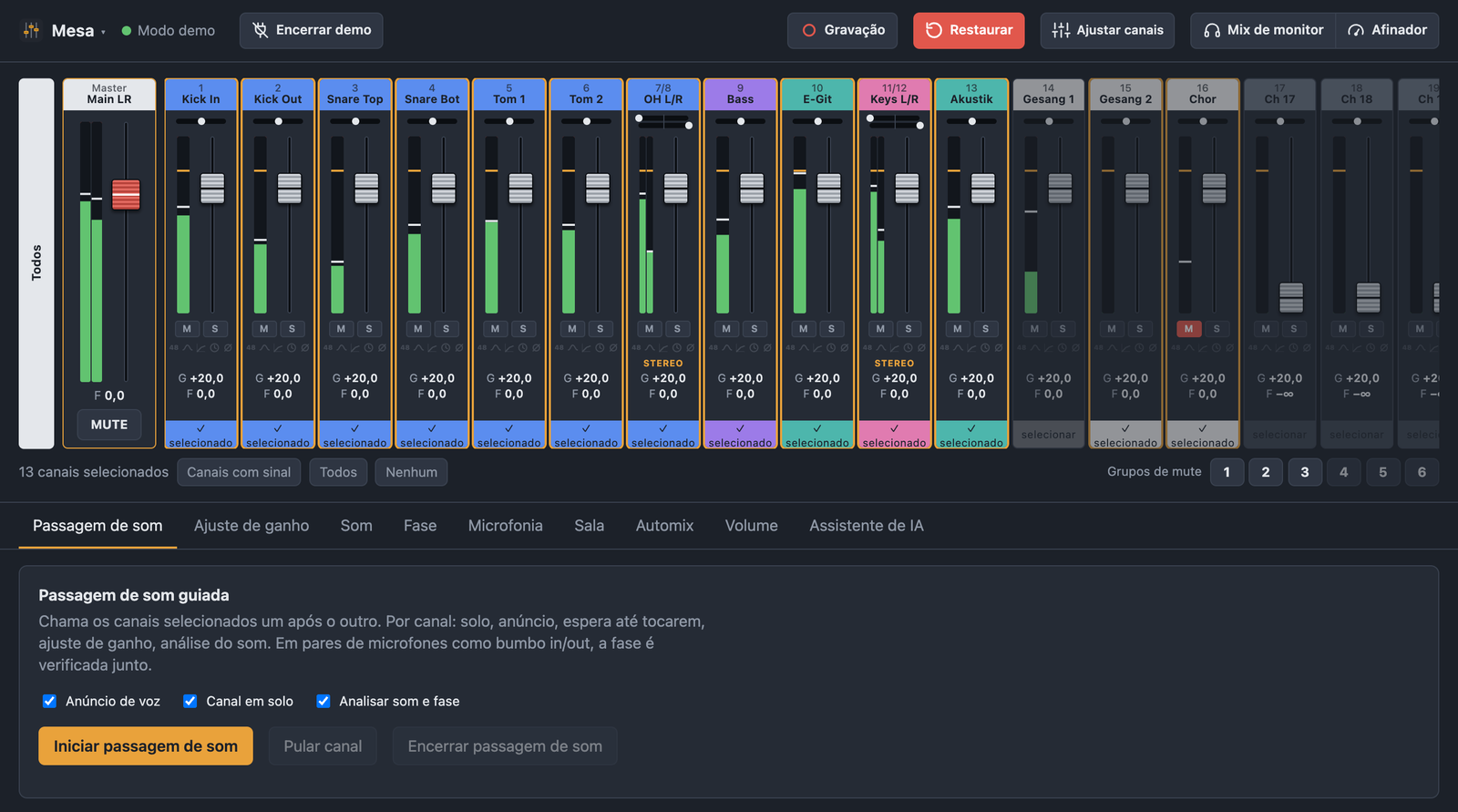 Visão principal do BandAssist com fader do Main LR, faixas de canal, medidores de nível, passagem de som guiada e grupos de mute
